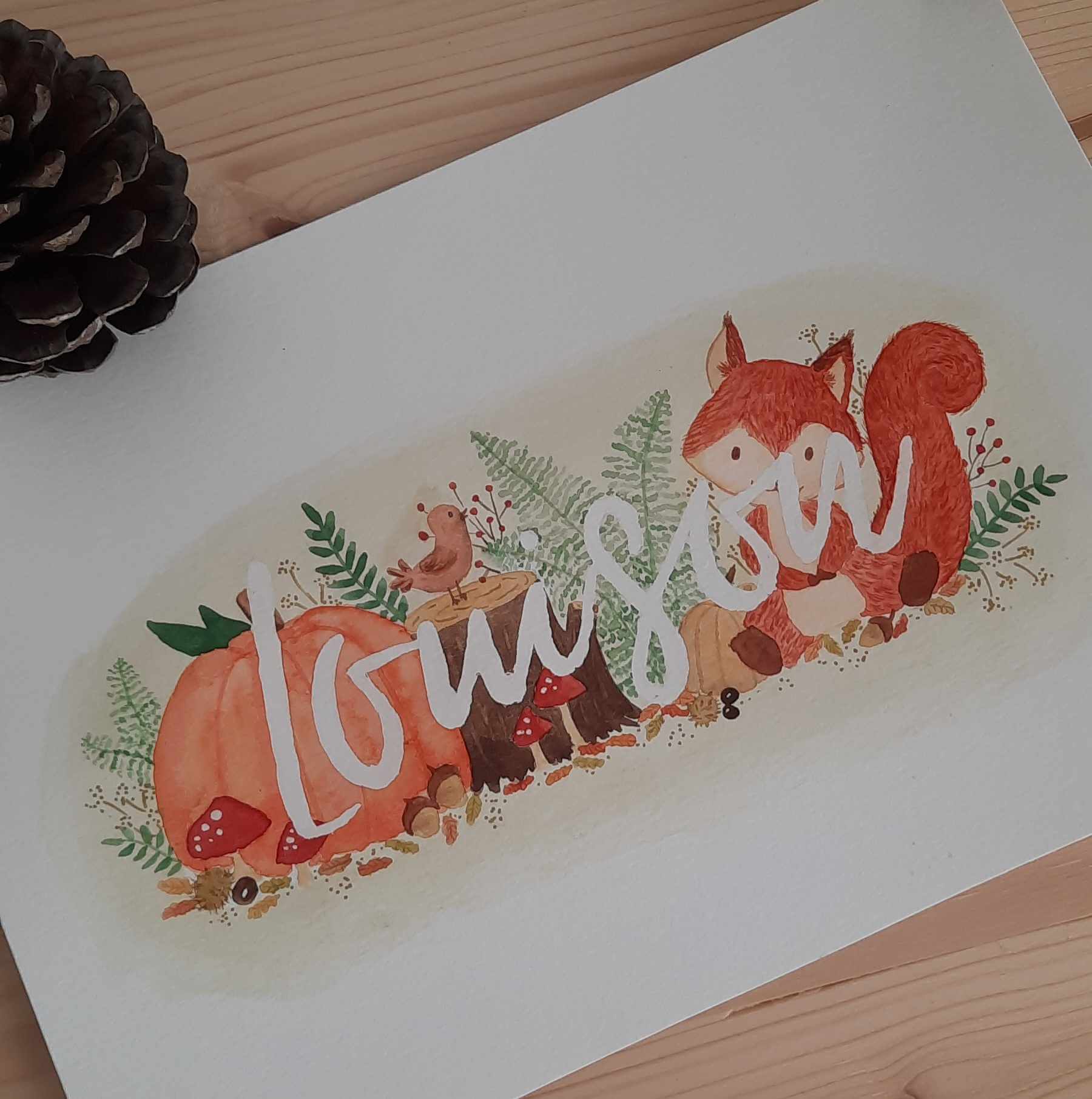 Affiche prénom personnalisée sur le thème de l'automne, dans les tons orangés et verts avec petits animaux. Illustrée à l'aquarelle. Idée de cadeau de naissance unique et originale