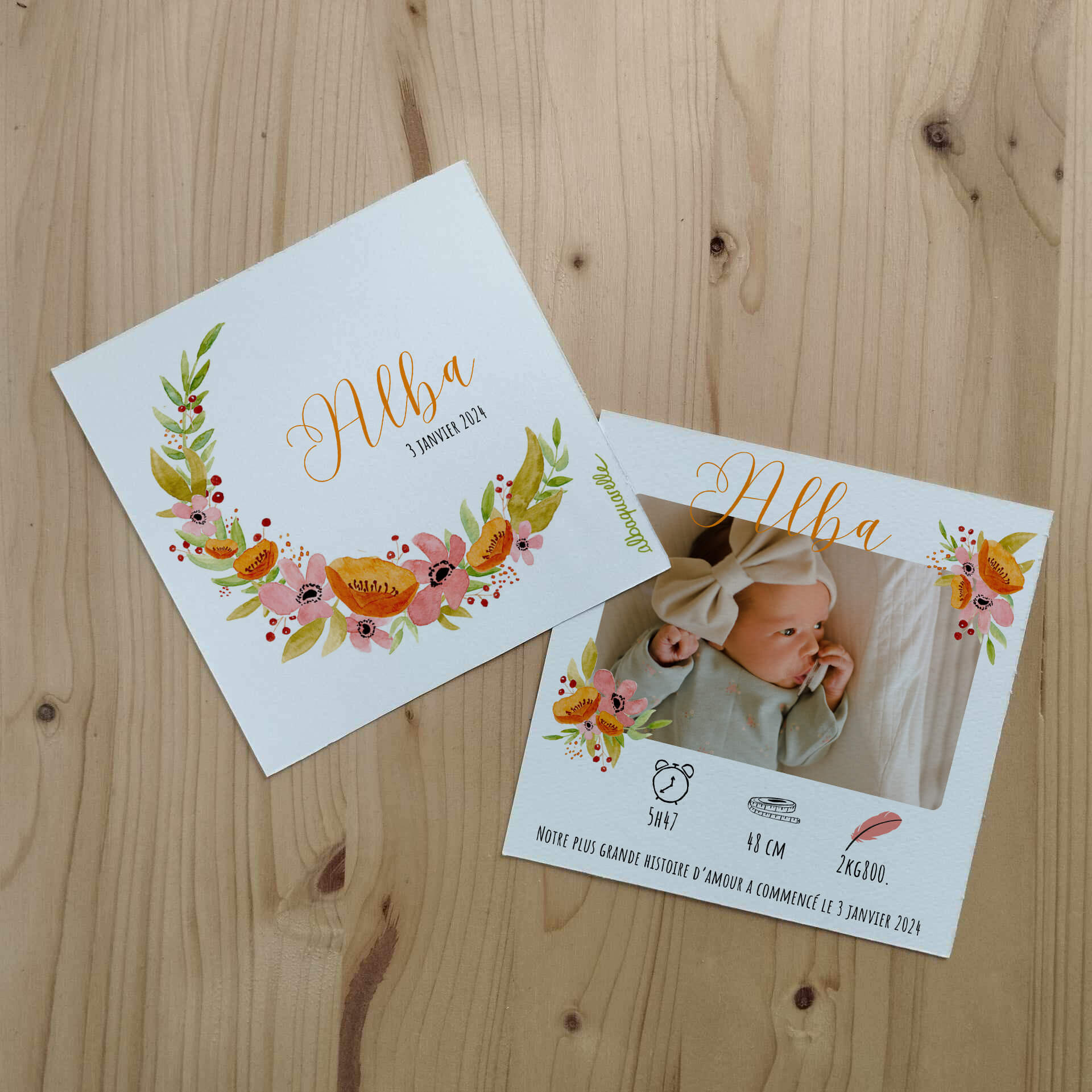 Faire part pour la naissance d'une petite fille illustré à l'aquarelle représentant une couronne de fleurs dans les couleurs roses et orange.