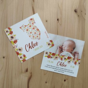 Faire part pour la naissance d'une petite fille illustré à l'aquarelle avec un body fleurie et des fleurs dans les tons roses