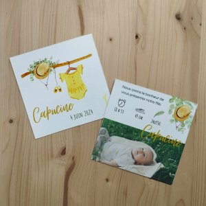 Faire part pour la naissance d'une petite fille illustré à l'aquarelle représentant un body jaune accroché à une branche ainsi qu'un chapeau fleuri et des petits chaussons