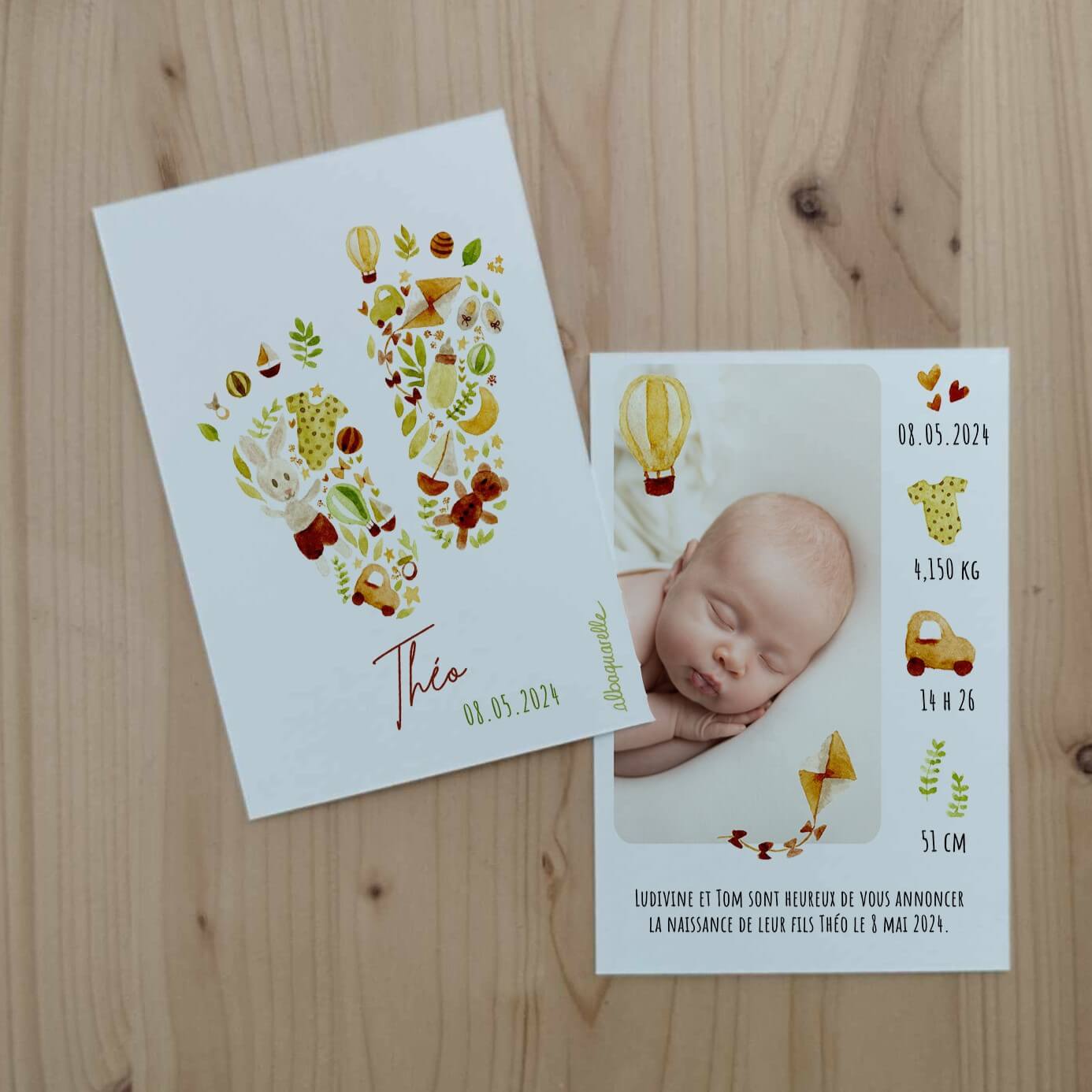 Faire part pour la naissance d'un petit garçon illustré à l'aquarelle représentant des petites empreintes de pied dans les tons vert et marron