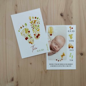 Faire part de naissance original illustré à l'aquarelle. Illustration représentant des empreintes de pieds de bébé avec des jouets et peluches. Peut être mixte