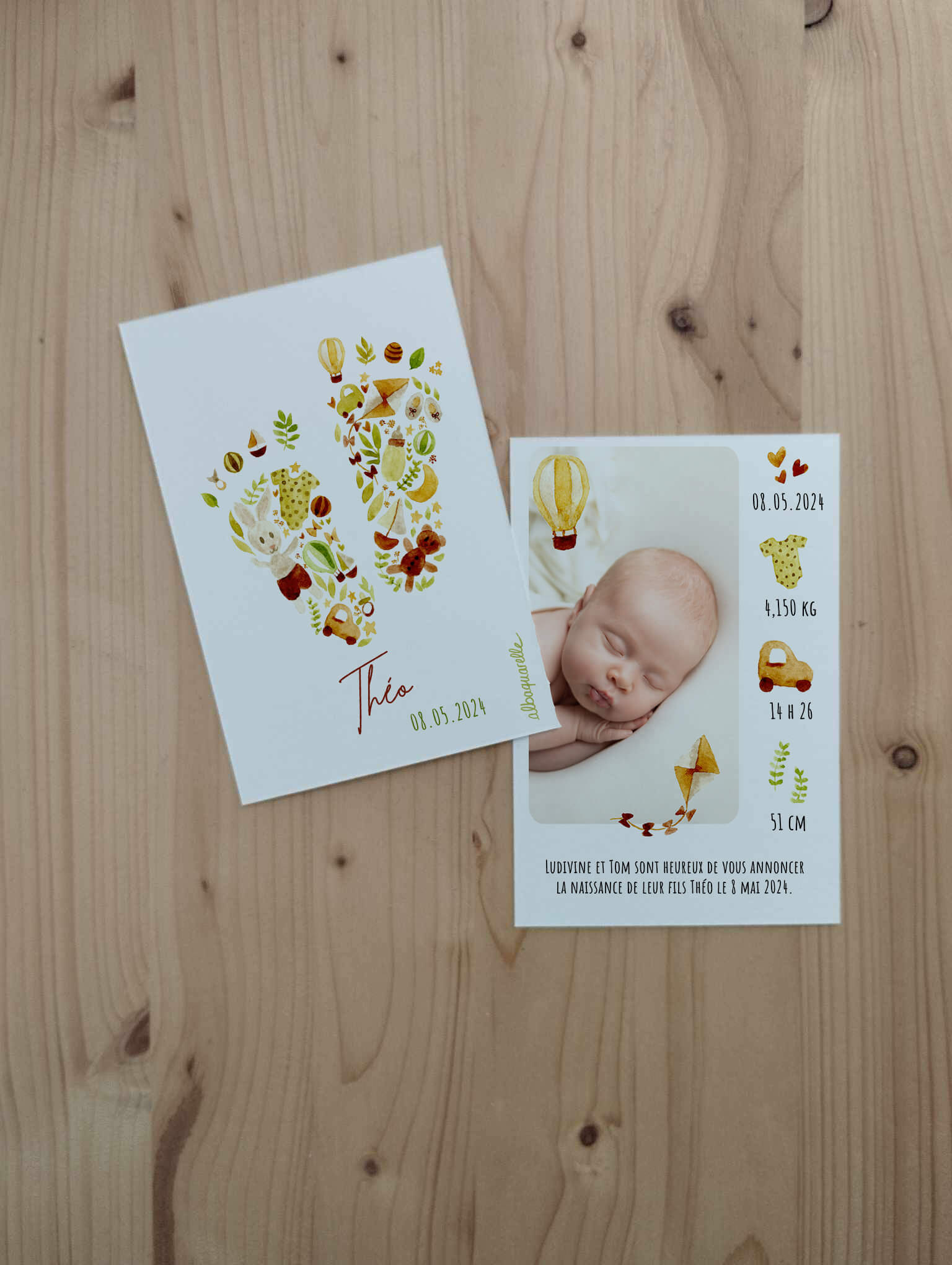Faire part de naissance original illustré à l'aquarelle. Illustration représentant des empreintes de pieds de bébé avec des jouets et peluches. Peut être mixte