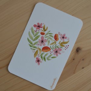 carte postale illustrée à l'aquarelle représentant des fleurs et végétaux dans une forme de coeur. Carte coeur fleuri