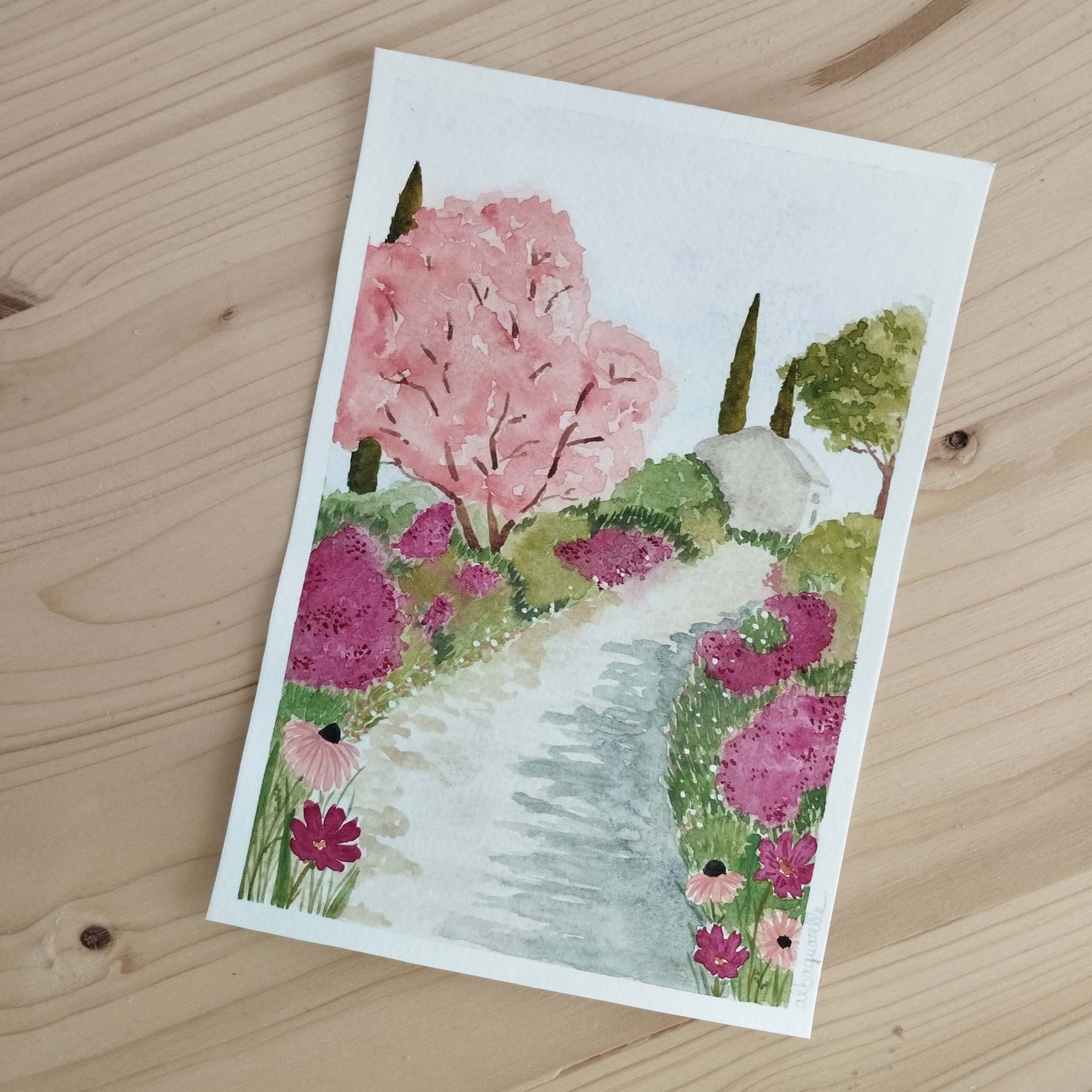 Affiche A5 illustrée à l'aquarelle représentant un chemin fleuri en Provence dans les tons vert et rose