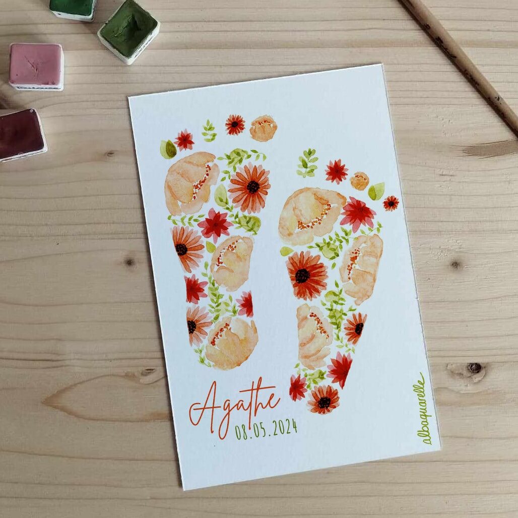 Faire part de naissance pour une petite fille représentant des petits pieds fleuris illustrés à l'aquarelle