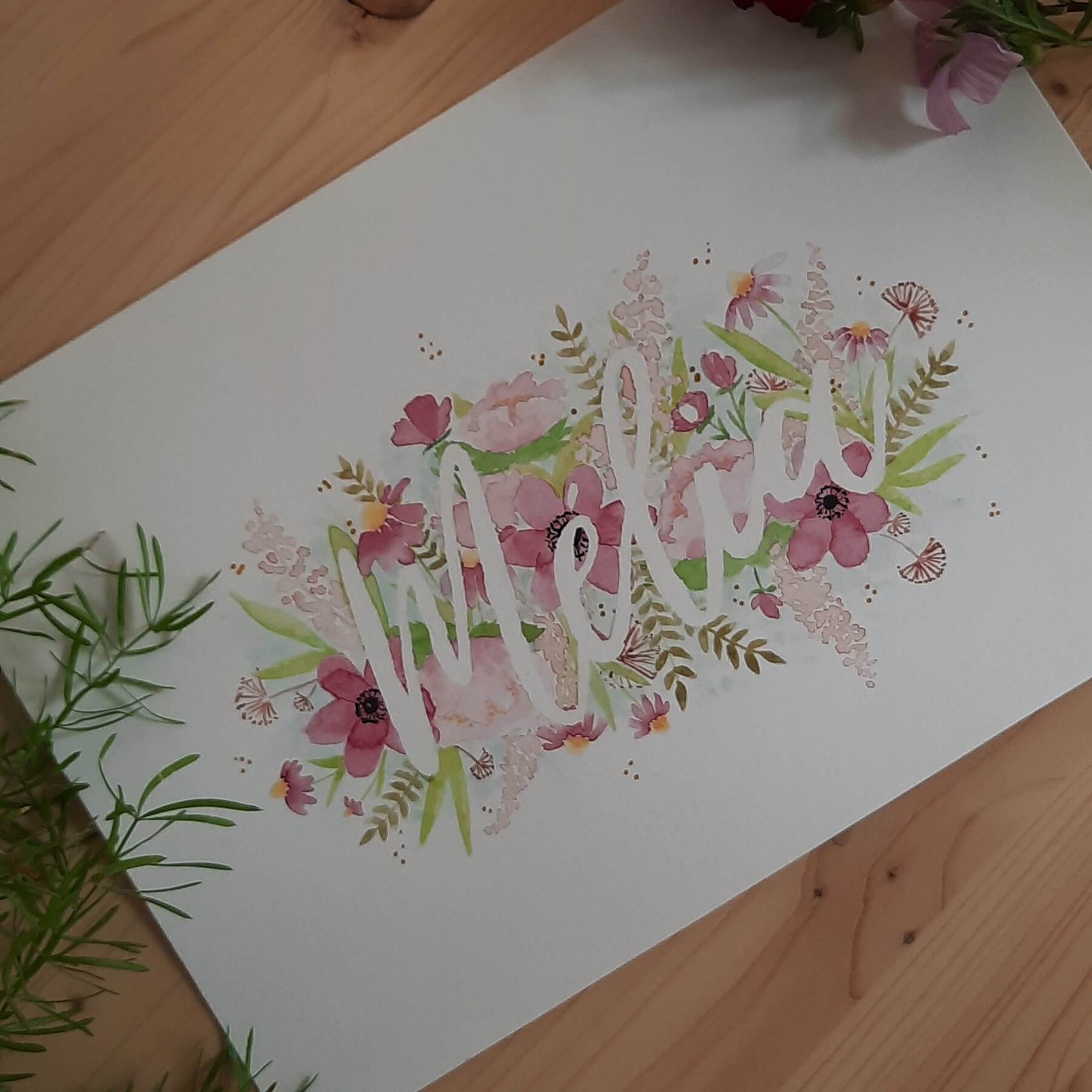 Aquarelle personnalisée pour la naissance d'une petite fille. Illustration douce et poétique de fleurs et végétaux dans les tons rose pastel et vert