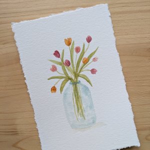 carte postale à l'aquarelle représentant un bouquet de tulipes dans son vase