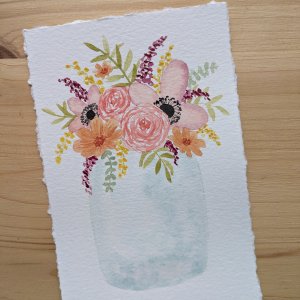 carte postale illustrée à la main à l'aquarelle représentant un vase remplie de fleurs colorées