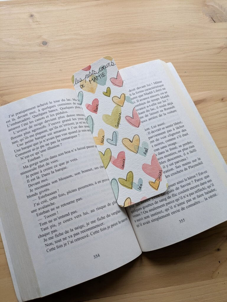 marque page personnalisé pour la fête des mamies, présenté dans un livre