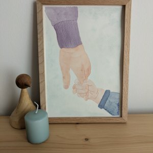 illustration à l'aquarelle représentant la main d'un garçon qui tient celle de sa mamie. Cadeau idéal pour la fête des grands-mères