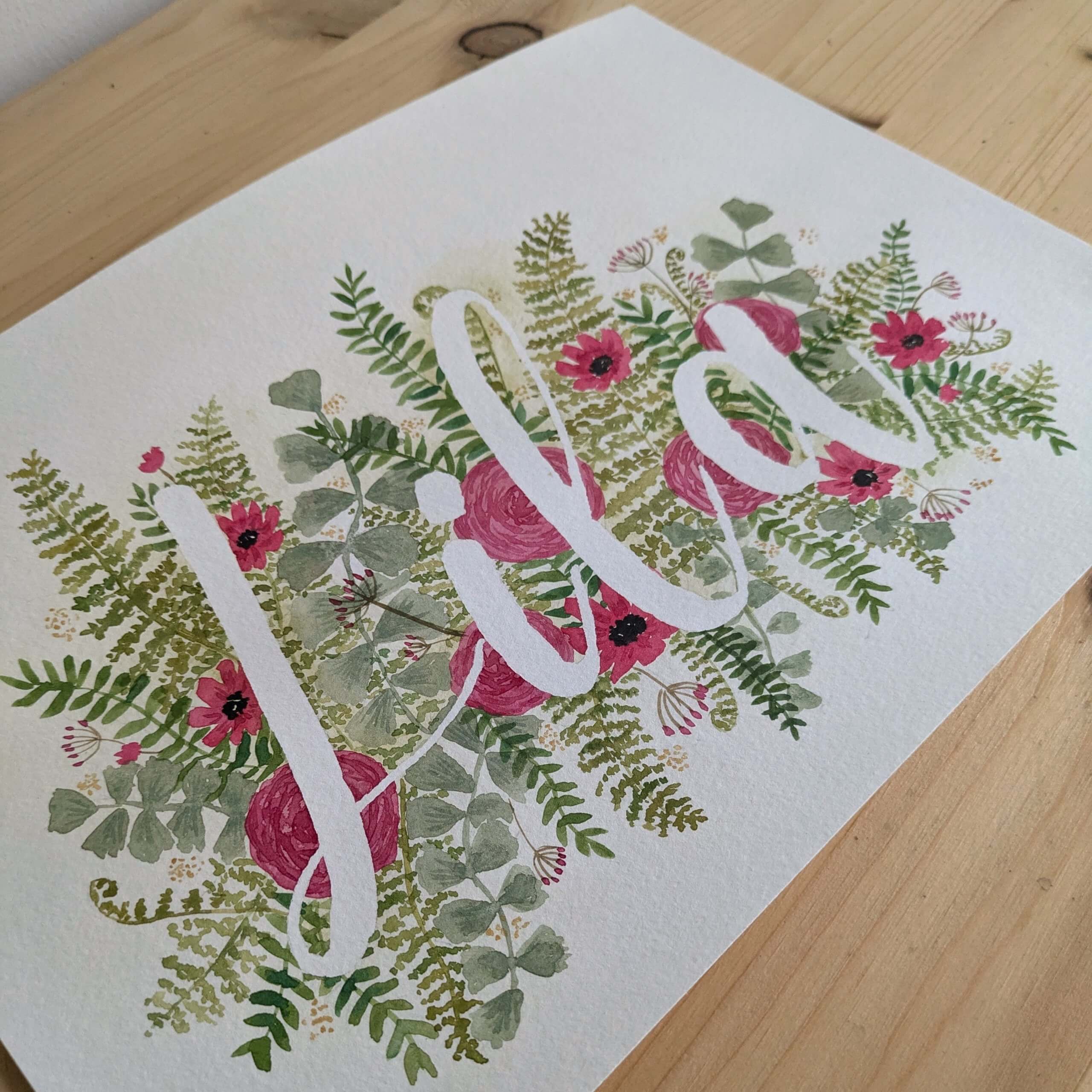 affiche prénom pour la naissance d'une petite lila. Aquarelle personnalisée représentant des végétaux et des fleurs dans les tons verts et framboise